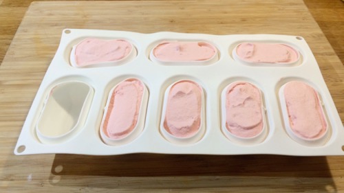 Bavarois van aardbei, soepje met rode vruchten en gin